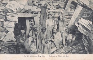 Kaivostyöläiset asentamassa puutavaraa 600 jalkaa maan alle, Robinson Gold Mine, Etelä-Afrikka (m/v kuva) tekijältä South African Photographer