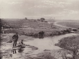 Huuhdottamalla malmia löytääksesi kultaa (m/w kuva) tekijältä South African Photographer