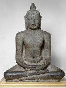 Buddha Shakyamuni istuu meditaatiossa (Dhyanamudra), Chola-kausi, noin 1100-luku (graniitti)