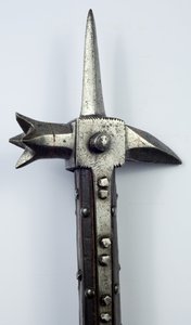 Warhammer for Foot Combat, n. 1440 (rautaa ja puuta kupariuurteella) tekijältä Southern European