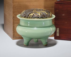 Suuri Longquan Celadon kolmijalkainen suitsutusastia japanilaisella paketilla kullatulla metallikullauksella (keraaminen) (katso myös 349496)