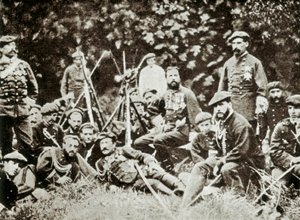 Kolmas karlistinen sota (1872-1876): Espanjan Charles de Bourbonin (1848-1909) (Carlos Maria de Borbon y Austria-Este tai Charles VII), Madridin herttuan valtaistuimen esittäjä puolustajiensa ympäröimänä. Valokuva noin 1872-1876