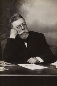 Angel Guimera (1845-1924), espanjalainen näytelmäkirjailija (s/w-kuva). tekijältä Spanish Photographer