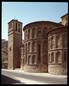 Art mudejar: näkymä kirkon apsisista Santiago de Arrabal, 1200-luvun Toledo, Espanja tekijältä Spanish School