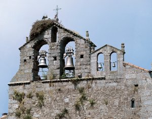Neitsyt taivaaseenastumisen kirkon kellotapuli tekijältä Spanish School