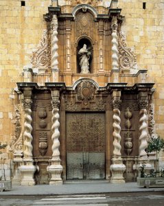 Yksityiskohta 1700-luvulla rakennetun San Bartolomen kirkon julkisivusta Benicarlossa, Espanjassa (kuva) tekijältä Spanish School