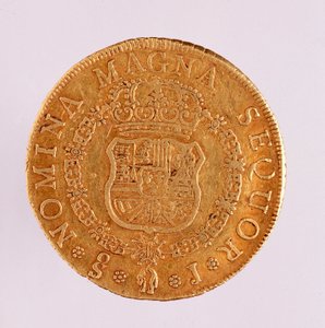 Kultainen kolikko (8 ecua) Espanjasta: Ferdinand VI:n hallituskausi (1746-1759). 1759 Halkaisija. 3,5 cm Napoli, arkeologinen museo tekijältä Spanish School