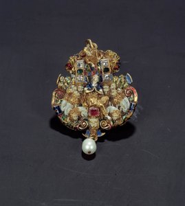 Korut: timanttiriipus, emali kullan ympärillä, smaragdi ja helmi, jotka edustavat Danielia leijonankuolassa. 1550-1600. Espanjasta. Pariisi, Louvre-museo tekijältä Spanish School