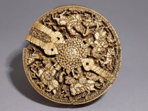 Neljällä metsästäjällä ja eläimellä koristellun astian kansi, Umayyad-aika, 998-999 jKr (katso myös 117778) tekijältä Spanish School