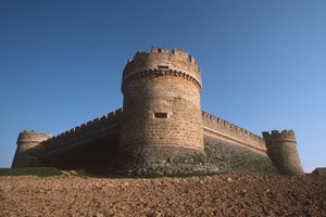 Kolme kulmatornia ja ulkoseinät alhaalta tekijältä Spanish School