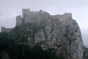 Näkymä Loarren linnalle, rakennettu 11.-13. vuosisadalla tekijältä Spanish School