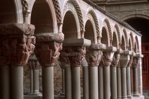 Näkymä arcade-pääkaupungeista luostarissa tekijältä Spanish School