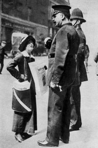 Sufragette, joka kohtaa kaksi poliisia, 1913 1937.