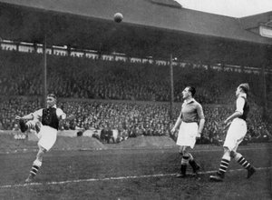 Akrobatiaa Arsenal–Chelsea-ottelussa Stamford Bridgellä, Lontoossa, c1933-c1938