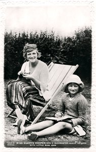 Gladys Cooper 1888-1971, englantilainen näyttelijä tyttärensä Joanin kanssa 1900-luvun alussa.