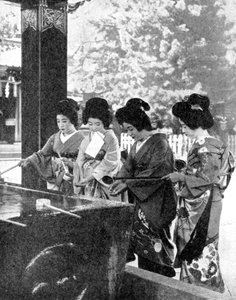 Japanilaiset naiset pesevät kätensä ennen temppeliin menoa, 1936.