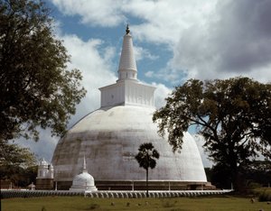 Näkymä Ruwanwelisaya stupalle tekijältä Sri Lankan School