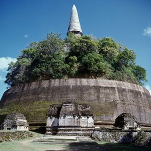 Näkymä Rankoth Veheran stupalle tekijältä Sri Lankan School