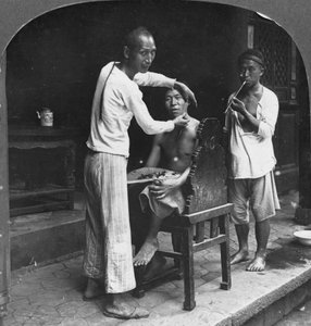 Kiinalainen parturi Bhamossa, Burmassa, 1908
