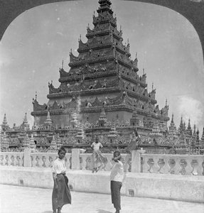 Arakanin pagodi, Mandalay, Burma, 1908. tekijältä Stereo Travel Co