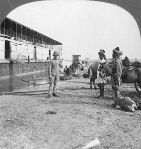 Englantilainen upseeri ja syntyperäiset sotilaat, Bhamo, Burma, 1908 tekijältä Stereo Travel Co