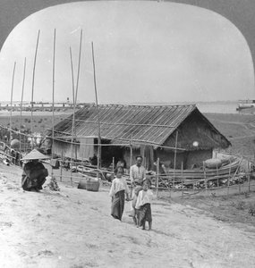 Lautoilla bambusta rakennettu talo, Bhamo, Burma, 1908 tekijältä Stereo Travel Co