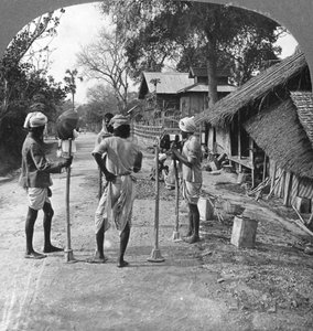 Tien korjaus, Bhamo, Burma, 1908 tekijältä Stereo Travel Co