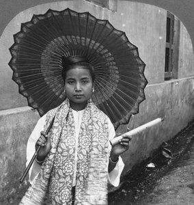 Nuori burmalainen nainen, jolla on valtava sikari, Rangoon, Burma, 1908