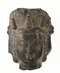 Bodhisattvan pää, 581-618 (tummanharmaa kalkkikivi)