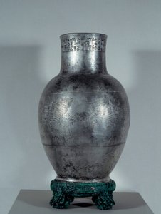 Mesopotamia: Entemena-maljakko hautahopeaa kuvioineen ja nuolenpääkirjoituksella (Eannatumin veljenpoika ja toinen seuraaja). Kesäkausi (2900-2200 eKr.). 2400 eaa. Aurinko 0,35x0,18 m Pariisi, musee du Louvre tekijältä Sumerian Mesopotamian School