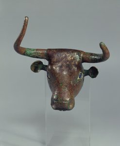 Härän pää, kuninkaallinen sumerilainen kirjoitus, teline huonekalulle tai harpulle, Telloh (muinainen Girsu) varhaisdynastian ajalta, noin 2500-2400 eKr. (kupari) (katso myös 208504)