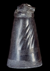 Mesopotamia: Agaden kuninkaan Manishtusun (Manishtousu) (2270-2254 eaa.) dioriittipatsaan alaosa. 2300-2250 EKR. Susa (Babyloniasta). Aurinko 0,88 m Pariisi, Musee du Louvre. tekijältä Sumerian Mesopotamian School