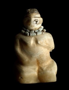 Basse Mesopotamia, Irak, sumerilainen taide: polvistuvan naisen patsas Albatressa Tell es-sawwanin (es Sawwan) paikalta. 3000 eaa. Himmeä. 9,4 cm Bagdad, Irakin kansallinen museo - Ala-Mesopotamia, Irak, sumerilainen taide: alabasterihahmo polvistuvasta na