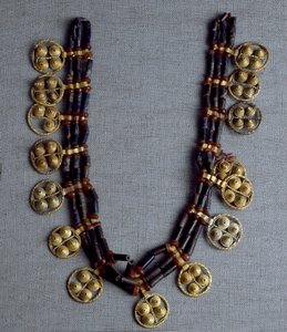 Sumerian Art: kaulakoru kultariipuksilla ja lapis lazuli-helmillä, joita käytetään häissä. Urin alueen kuninkaallisista haudoista. 2600-2500 eaa. Himmeä. 41 cm National Iraq Museum Bagdad
