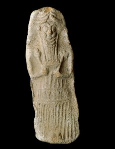 Sumerilainen taide: soturijumala, jolla on karjan korvat, edustaa arkussaan olevia valheita, luultavasti Mesopotamian jumalaa Dumuzia. Terrakottaveistos. Diqdiqqen sivuilta. Himmeä. 12 cm Bagdad, Irakin kansallinen museo