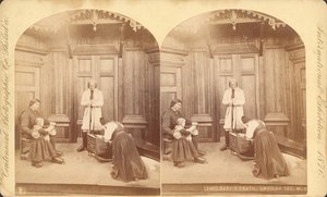 Vauvojen kuolema, Ruotsin osasto, näyttelyn otsikosta: Kohtauksia ruotsalaisten kotielämässä, Näyttely #na, Päänäyttelyrakennus, Rakennus, 1876 (stereoskooppinen printti) tekijältä Swedish Photographer