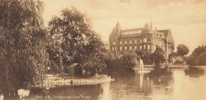 Malmö: osa linnan puistoa ja museo (s/w-kuva). tekijältä Swedish Photographer