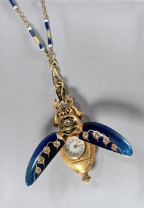 Scarab-muotoinen metsästäjäkuorinen riipuskello, Chaux-de-Fonds, 1890 (kulta, kupariseokset, hiotut timantit, rubiinit ja emali)