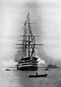 HMS Duke of Wellington ampui kuninkaallisen tervehdyksen lippulaivana Portsmouthissa, Hampshiressa, 1896. tekijältä Symonds and Co