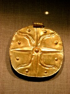 Palestiinolais-syyrialainen riipus Kanaanista, n. 1750 eKr. (kulta)