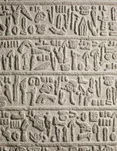 Hieroglyfinen kirjoituskatkelma, joka kertoo Katusaan kuninkaan heettiläisen elämästä