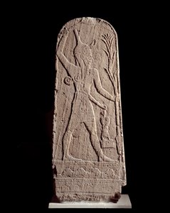 Itämainen taide: Baali-jumalan steele salamassa. (Jumalasoturi suojelee kuningasta) Veistos 1400-luvulta eKr., Syyria. Pariisi, Musee du Louvre