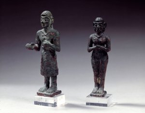 Palvojien ja jumalattaren patsaat pronssissa, Syyriasta 2300-2000 eaa. Pariisi, Louvre-museo