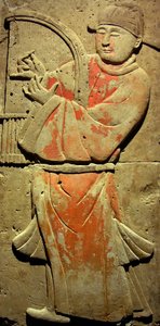 Terrakottastela, jossa on muusikko, Tang-dynastia (618-907), löydetty Shaanxin maakunnasta, Steles Forest -museo Xianissa. Valokuvaus, Leonard de Selva, Kiina, 2006. tekijältä Tang Dynasty Chinese School