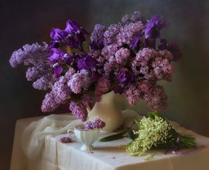 Violetti syreeni ja iiris – asetelma