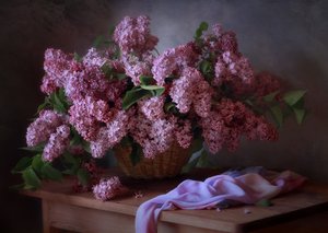 Romanttinen syreeni-asetelma tekijältä Tatyana Skorokhod