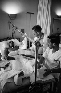 Vietnamin sodassa haavoittuneet amerikkalaiset sotilaat kuljetetaan ilmakuljetuksella Clark A:n sairaalaan....
