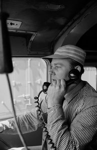 Charles Brockman, Great Northern Railroadin veturinkuljettaja, puhuu radiopuhelimessa....