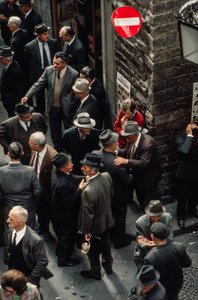 Perjantaina viljelijöiden hyödykemarkkinat, joilla on maanviljelijöitä ja muita hattupäisiä miehiä. tekijältä Ted Spiegel