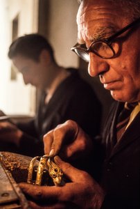 Kultaseppä muotoilemassa rannekorua, Firenze tekijältä Ted Spiegel